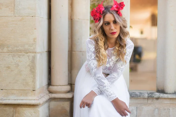 Retrato Una Hermosa Chica Rubia Vestido Medieval Con Diadema Roja — Foto de Stock