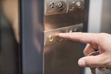 Asansörde alarm düğmesine basarak