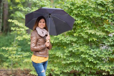 Sonbahar Park şemsiye ile güzel kadın