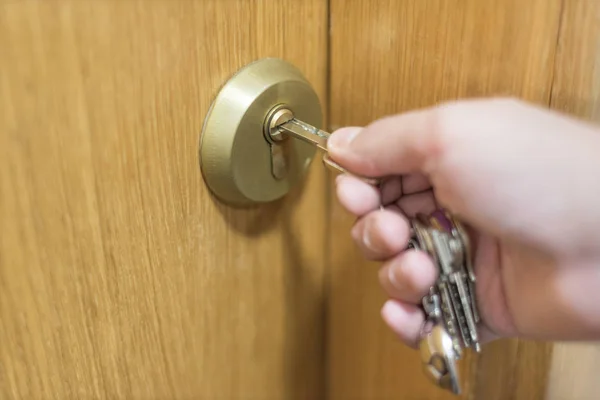 El açılış kapı ile anahtar taşı