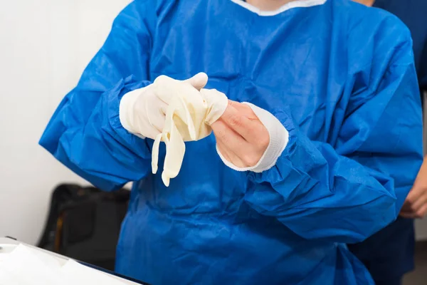 Krankenschwester Zieht Handschuhe — Stockfoto