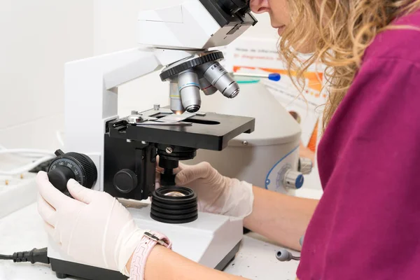 Jovem Cientista Olhando Através Microscópio Laboratório — Fotografia de Stock