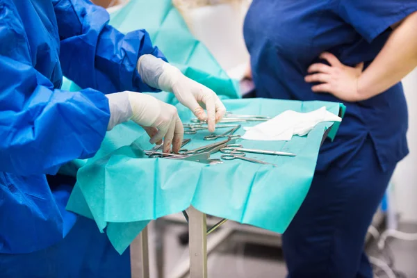 Krankenschwester Bereitet Medizinische Instrumente Für Den Betrieb Vor — Stockfoto
