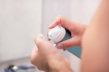 Traş köpüğü kullanan adam.