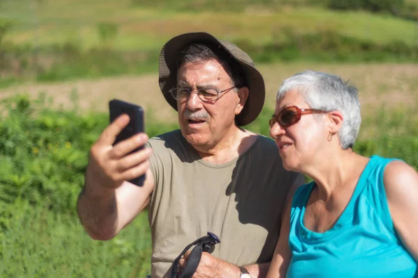 Senior Couple Hike Taking Selfie — Stock Photo, Image