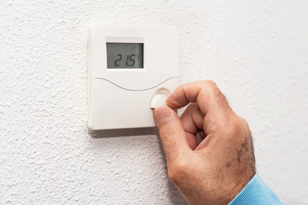 Uomo Mano Regolazione Termostato Casa Scala Temperatura Celsius — Foto Stock