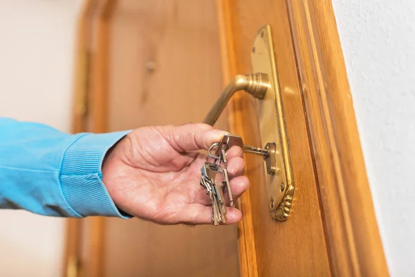 Ανώτερος Άνθρωπος Κλειδώματος Επάνω Πόρτα Κλειδί Στο Χέρι — Φωτογραφία Αρχείου