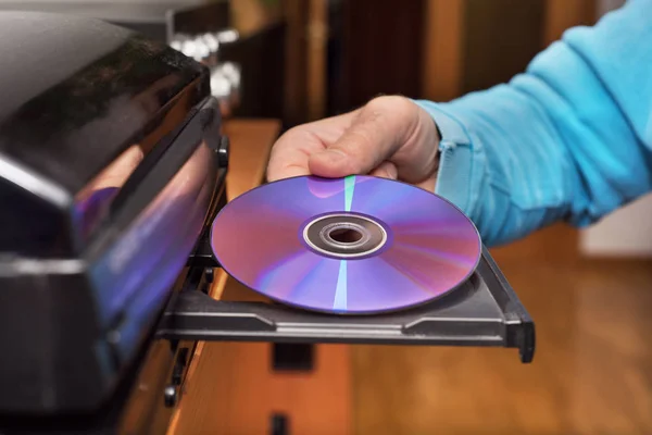 Mano Che Tiene Inserimento Dvd Giocatore Video — Foto Stock