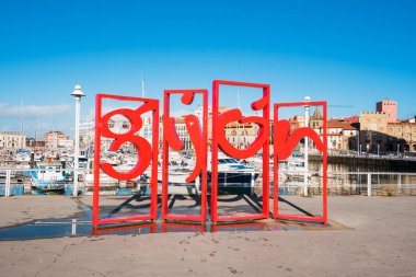 Gijon, İspanya - 19 Kasım 2018: Ünlü kırmızı simge anıt Marina Gijon, Asturias, İspanya.