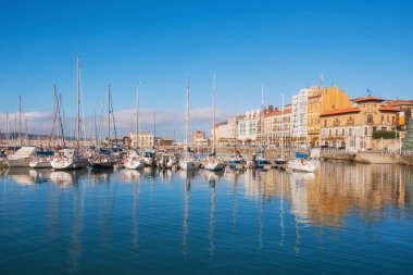 Gijon cityscape. Yatlar marina Port Gijon, Asturias, İspanya.