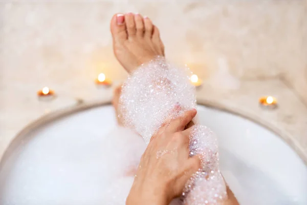妇女腿在浴泡沫 水疗中心的休闲 — 图库照片