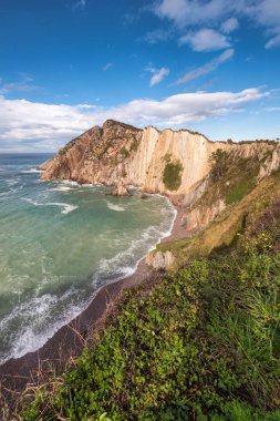 Bay ve kayalıklarla El silenio beach, Cudillero, Asturias, İspanya.
