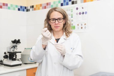 Bir laboratuvarda çalışan genç bilim adamı