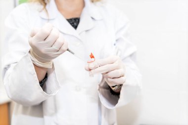 Bir laboratuvar araştırma yaparken genç bilim adamı