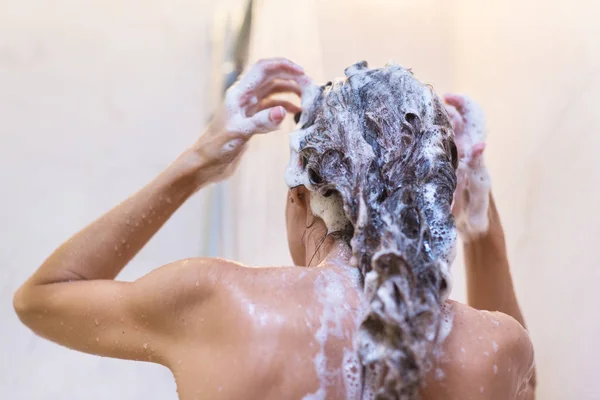 Genç Kadın Banyoda Saç Yıkama — Stok fotoğraf
