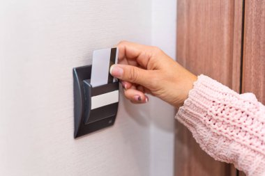 Kadın el otel odasında kartý takma