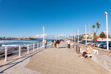 Gijon, İspanya - 19 Kasım 2018: Gijón şehir, Asturias, İspanya kıyı sahil yürüyüş Turizm.