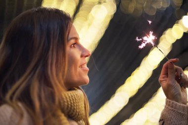 kadın onun elinde maytap ile eğleniyor