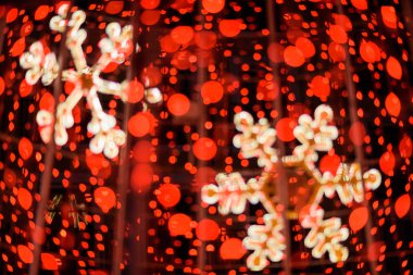 Altın kar pul ile kırmızı ışıklar bokeh Noel arka plan.