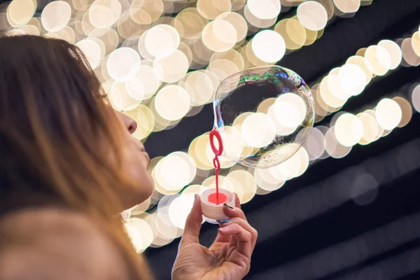 Vrouw Plezier Maken Van Zeepbellen Nacht Feest — Stockfoto