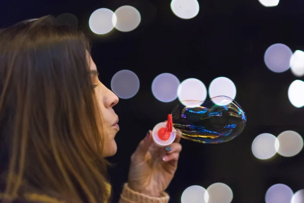 在夜间聚会上玩肥皂泡的女人 — 图库照片
