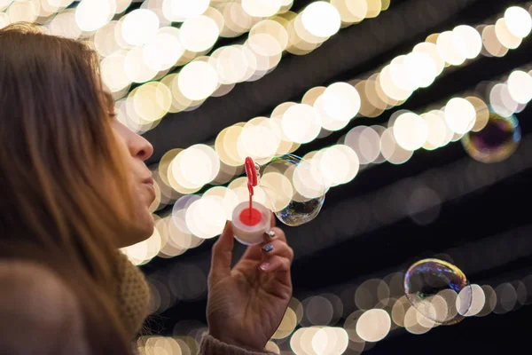 Vrouw Plezier Maken Van Zeepbellen Nacht Feest — Stockfoto