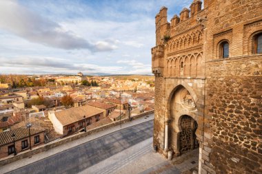 Güneş, Toledo, İspanya'nın Ortaçağ şehir tarihi giriş kapısı.