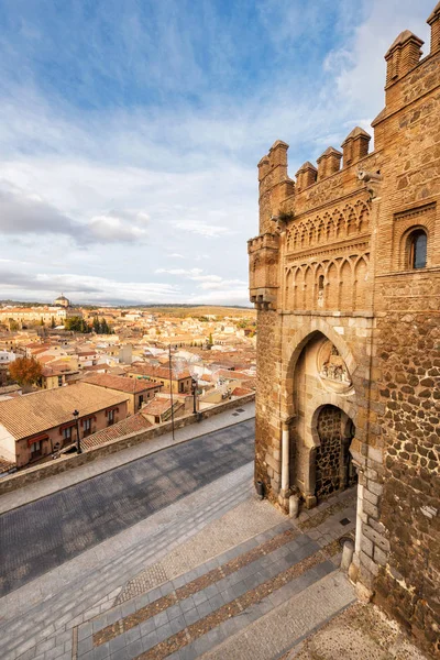 トレド スペインの中世の街への歴史的な入口の門 — ストック写真