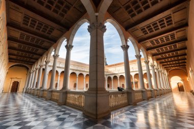 Toledo, İspanya - 16 Aralık 2018: İç avlu Toledo Alcazar, Castilla la Mancha, İspanya.