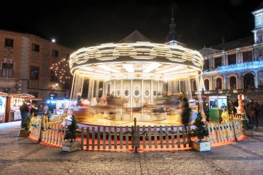 Toledo, İspanya - 14 Aralık 2018: Carousel ve Noel vaktinizi Toledo Katedral Meydanı'nda insanlar.