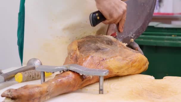 Industria alimentaria, carnicero corte pierna de cerdo jamón serrano . — Vídeos de Stock