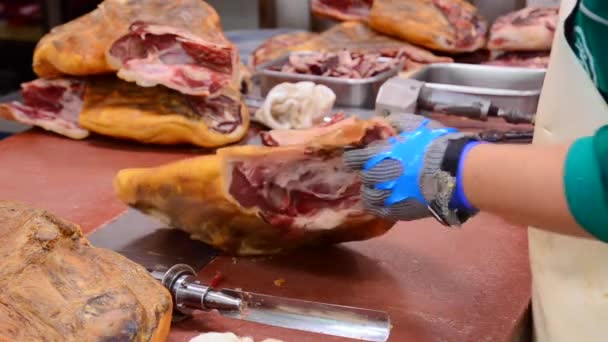 Przemysł spożywczy, rzeźnik cięcia wieprzowe nogi jamon serrano. — Wideo stockowe