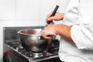 Mutfakta bir kırmızı çilek marmalede krem yemek pasta şefi.