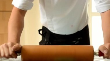 Fondan pasta süsleme için hazırlanıyor oklava kullanarak pudra.