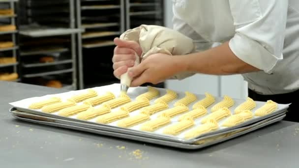 Chef Pastelaria Profissional Preparando Eclairs Extrudando Massa Saco Pastelaria — Vídeo de Stock