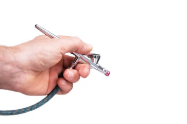 Airbrush aracı beyaz izole arka plan üzerinde tutan el.