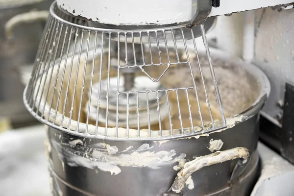 Amassar a massa na máquina misturadora de massa de padaria . — Fotografia de Stock