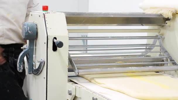 Baker Usando Máquina Sheeter Massa Para Produzir Croissants Massa Padaria — Vídeo de Stock
