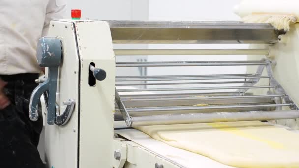 Baker Med Degen Sheeter Maskin Som Producerar Croissanter Degen Bageriet — Stockvideo