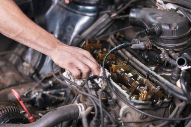 Otomatik mekanik araba motoru onarım servisinde çalışıyor. Görünümü kapatın.