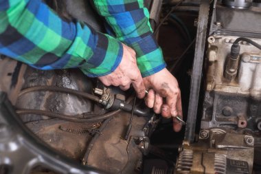 Motor tamir tamirci. Yardımcı kemer kontrol.