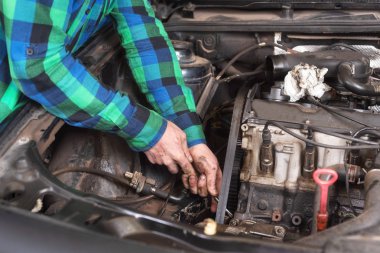 Motor tamir tamirci. Yardımcı kemer kontrol.