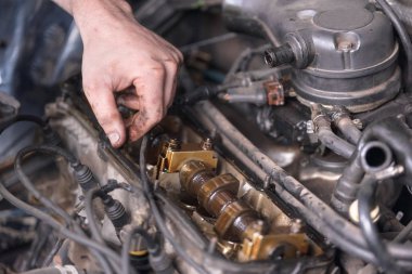 Otomatik mekanik araba motoru onarım servisinde çalışıyor. Görünümü kapatın.