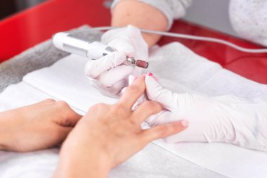 Professional ile freze kesici, beutician salonu manikür çivi Temizleme işlemi, manikür.