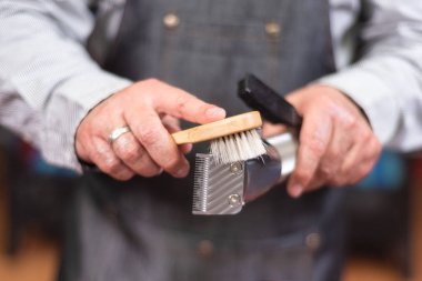 Elektrikli saç kesme makinesi temizlik berber.