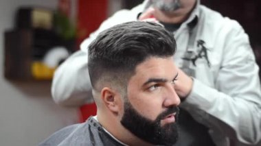 Saç spreyi saç modeli kuaför dükkanında sabitliyor kullanarak berber.