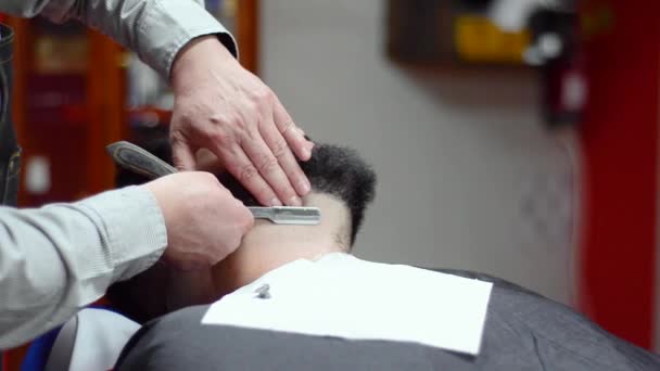 Stilig Man Som Har Rakning Med Vintage Rakkniv Barbershop — Stockvideo