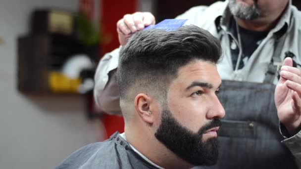 Barber att göra trendiga frisyr med kammen frisör. — Stockvideo