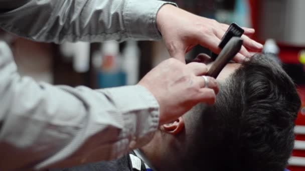 Bonito homem fazendo a barba com navalha vintage na barbearia . — Vídeo de Stock