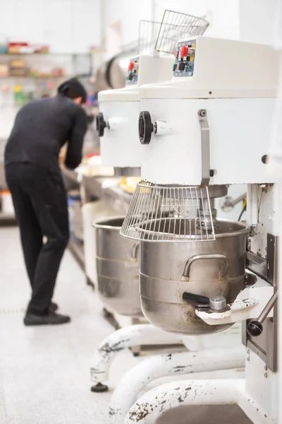 Mezclador industrial amasadora, en la cocina de la pastelería . — Foto de Stock